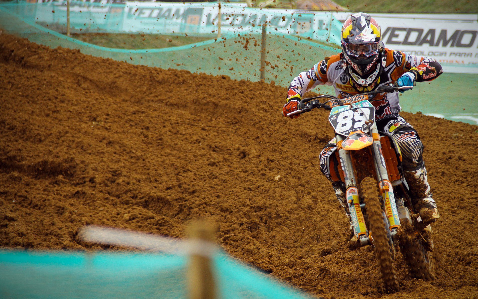 进攻失败后的反抢是否优先由边路球员承担，进攻反击成功